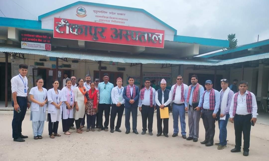 माननीय सामाजिक विकास मन्त्री श्री झपट बहादुर साउँद ज्यूले टीकापुर अस्पतालको स्थलगत अनुगमन गर्नु भएको छ साथै टीकापुर अस्पताल व्यवस्थापन समितिको तर्फ बाट ज्ञापन पत्र बुझाउदै अस्पताल व्यवस्थापन समिति अध्यक्ष श्री झपट बहादुर सोडारी मिति २०८०/०३/१३